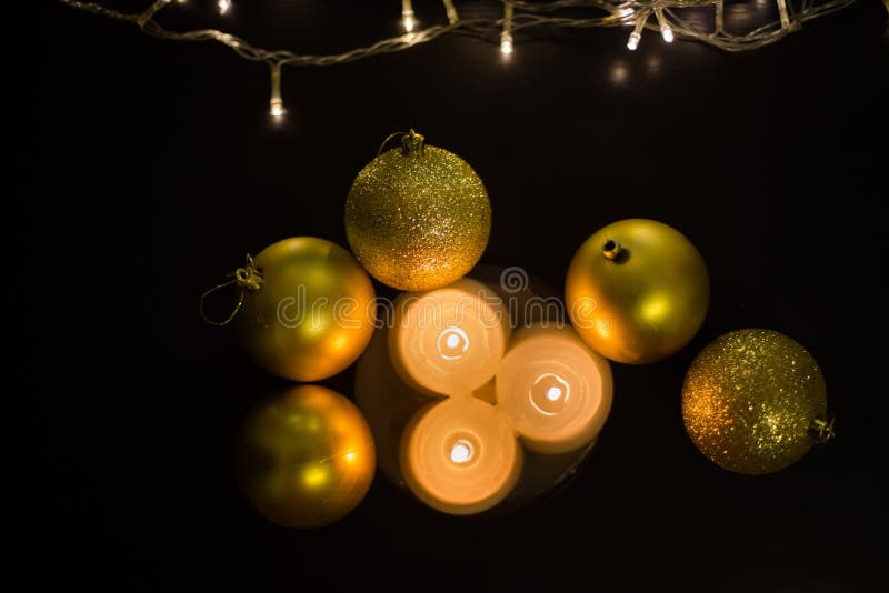 Belles bougies et boules de Noël en gros plan images libres de droits Belles bougies et boules de Noël en gros plan images libres de droits