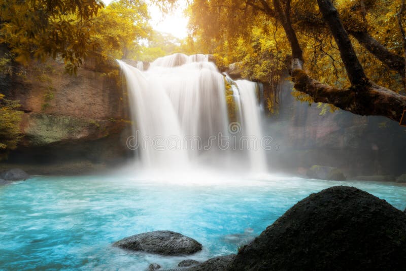 Belles cascades étonnantes dans la forêt tropicale chez Haew Suwat Wa photographie stock libre de droits