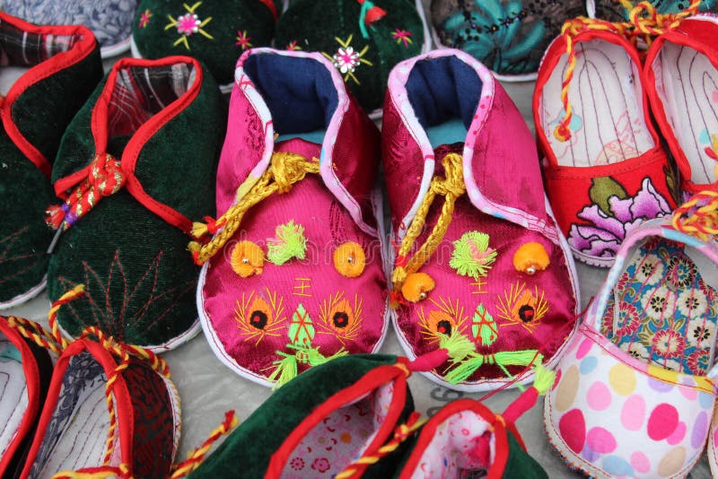 Belles Chaussures Chinoises De Tigre Photo stock - Image du tête, chinois:  53954690