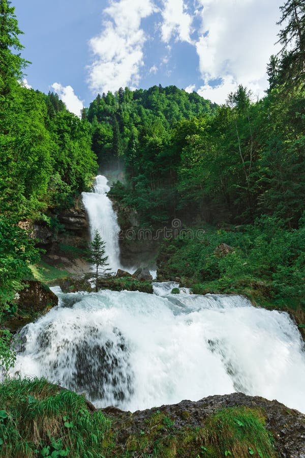 Belles chutes du giessbach image stock. Image du beau 185651359