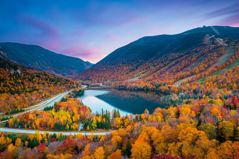 Belles couleurs d'automne dans la forêt blanche New Hampshire états-unis de montagne du parc d'état de l'encoche de franconia