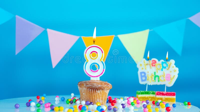 Quarante Ans D'anniversaire Petit Gâteau Avec La Bougie Brûlante Blanche  Sous Forme De Numéro 40 Photo stock - Image du fond, horizontal: 143098100