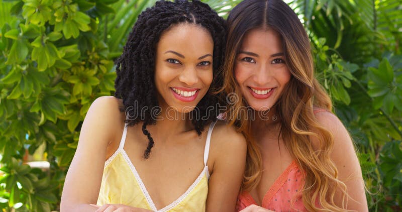 Belles femmes d'Afro-américain et d'Asiatique des vacances ensemble image stock Belles femmes d'Afro-américain et d'Asiatique des vacances ensemble image stock