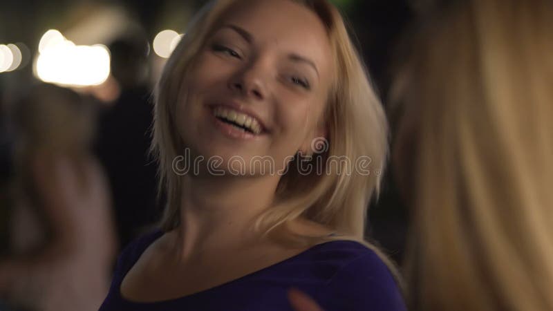 Belles femmes homosexuelles échangeant des regards séduisants à la barre, flirtant à la partie banque de vidéos