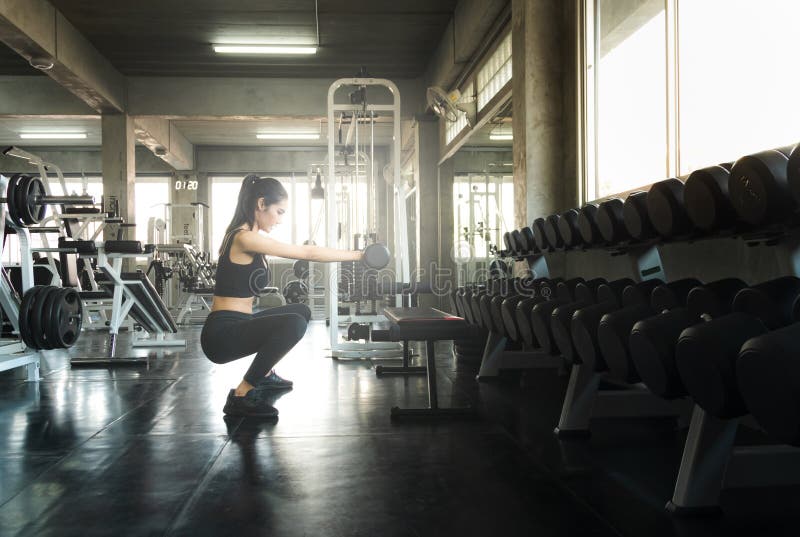 Belles femmes établissant dans le seul sport. Concept sain et d'exercice de style de vie images libres de droits