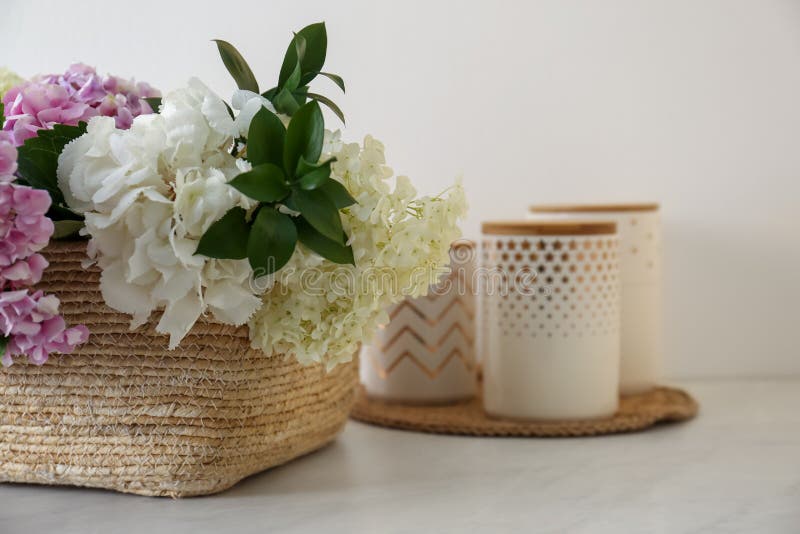 Belles fleurs d'hortensia dans le panier et pots sur le gros plan de table image libre de droits