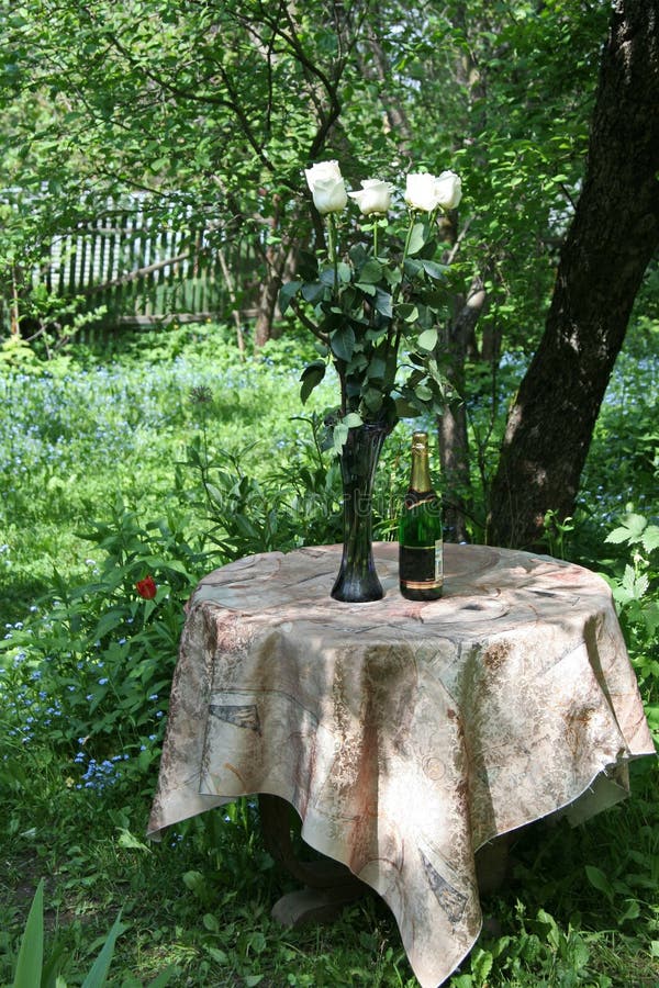 Belles fleurs et une bouteille de bon vin pour les vacances photographie stock libre de droits Belles fleurs et une bouteille de bon vin pour les vacances photographie stock libre de droits
