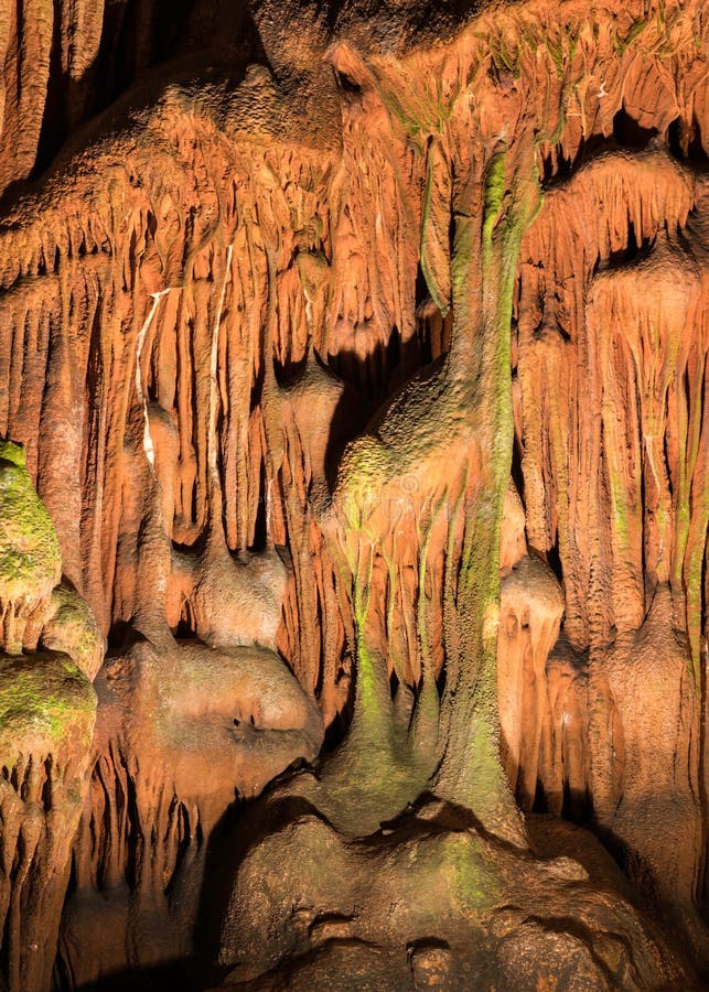 Belles formations de caverne avec des stalagmites et des stalactites profondément images libres de droits Belles formations de caverne avec des stalagmites et des stalactites profondément images libres de droits