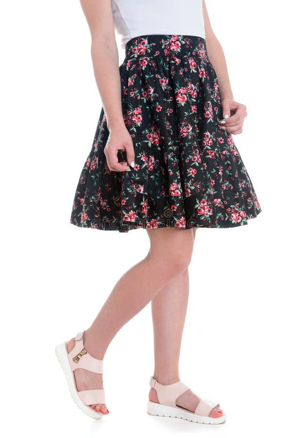 Belles jambes bien faites du ` s de femmes dans des chaussures blanches images libres de droits Belles jambes bien faites du ` s de femmes dans des chaussures blanches images libres de droits