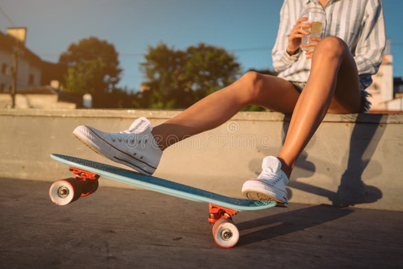 Belles jambes de la jeune fille avec une vue étroite image libre de droits Belles jambes de la jeune fille avec une vue étroite image libre de droits