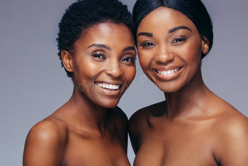 Belles jeunes femmes avec la peau parfaite image stock