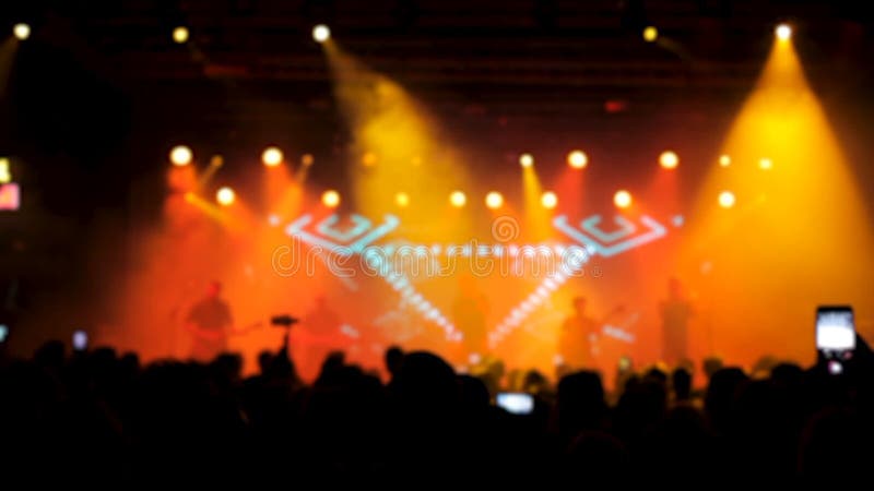 Belles lumières chaudes à l'arrière-plan d'un groupe de rock exécutant sur l'étape banque de vidéos
