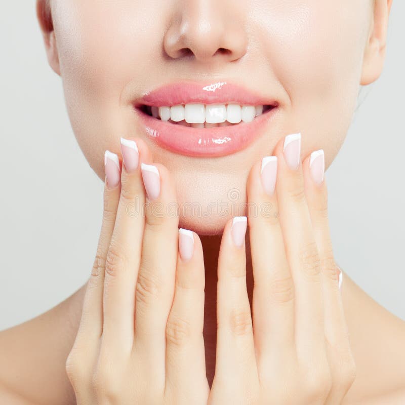 Belles lèvres femelles avec le maquillage rose brillant et mains manicured avec des ongles de manucure française, portrait de pla photo stock Belles lèvres femelles avec le maquillage rose brillant et mains manicured avec des ongles de manucure française, portrait de pla photo stock
