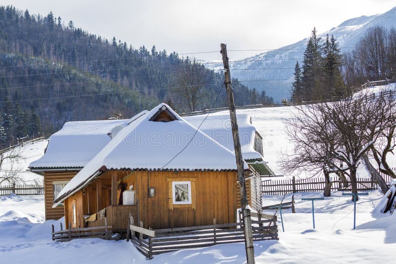 Belles maisons r?sidentielles traditionnelles confortables ?cologiques en bois de plain-pied confortables de cottage avec la terr photo stock Belles maisons r?sidentielles traditionnelles confortables ?cologiques en bois de plain-pied confortables de cottage avec la terr photo stock