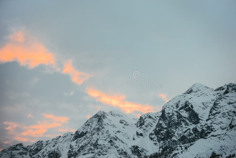 belles montagnes neigeuses sous le coucher du soleil photographie stock belles montagnes neigeuses sous le coucher du soleil photographie stock