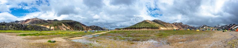 Belles montagnes volcaniques colorées Landmannalaugar et camping en Islande, formation de la terre photo stock Belles montagnes volcaniques colorées Landmannalaugar et camping en Islande, formation de la terre photo stock