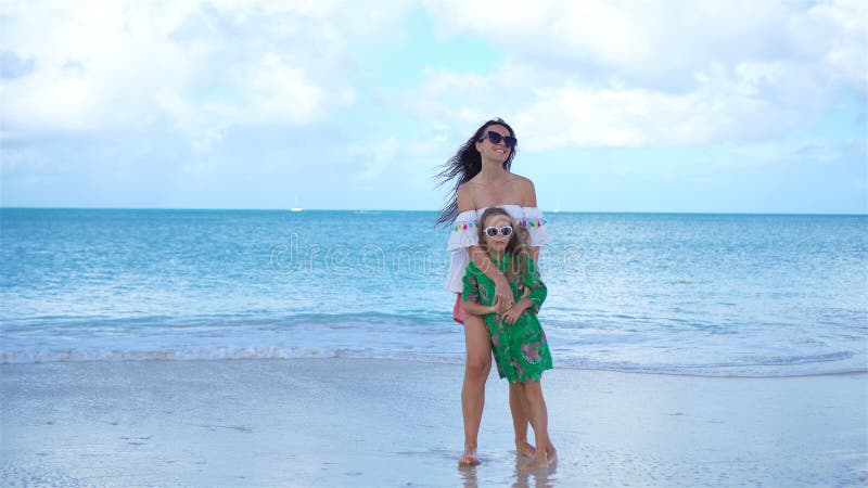 Belles mère et fille sur la plage des Caraïbes clips vidéos