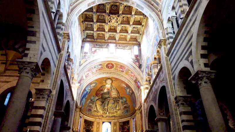 Belles peintures au plafond à l'intérieur de la cathédrale de pise toscane italie