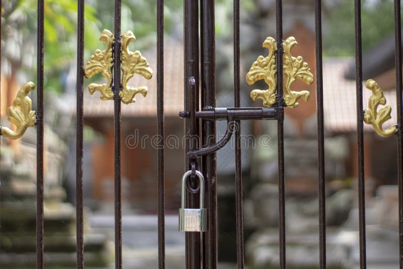 Belles portes de modèle de temples avec un cadenas image stock Belles portes de modèle de temples avec un cadenas image stock