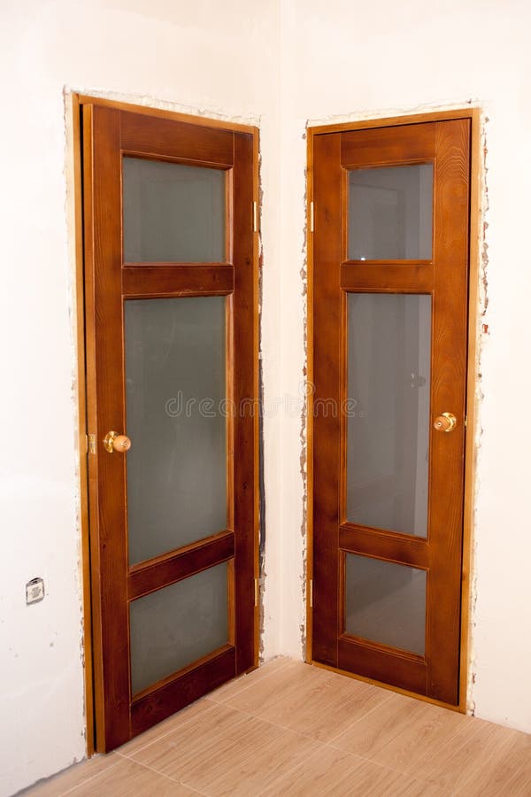 Belles portes en bois installées dans la maison photo libre de droits Belles portes en bois installées dans la maison photo libre de droits