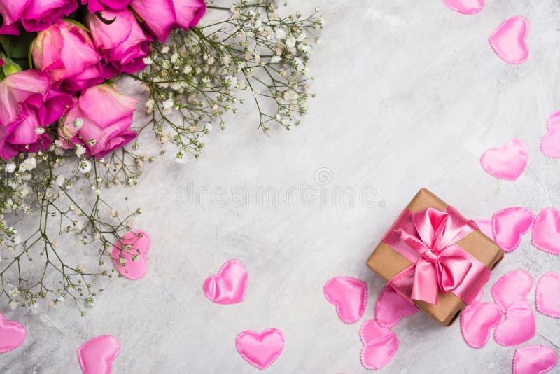 Belles roses sur le fond en pierre gris Carte de voeux de jour de valentines ou de jour de mères images stock Belles roses sur le fond en pierre gris Carte de voeux de jour de valentines ou de jour de mères images stock