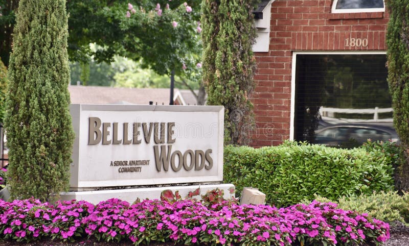 Bellevue-Holz-älteres Ruhestands-Gemeinschaftszeichen, Memphis, TN lizenzfreie stockbilder Bellevue-Holz-älteres Ruhestands-Gemeinschaftszeichen, Memphis, TN lizenzfreie stockbilder