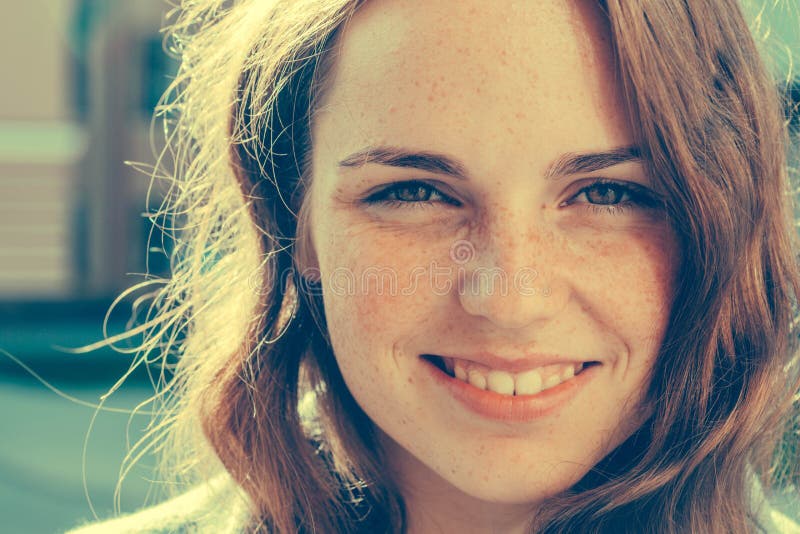 Belleza al aire libre Retrato sonriente de la mujer joven y feliz con las pecas imagen de archivo Belleza al aire libre Retrato sonriente de la mujer joven y feliz con las pecas imagen de archivo