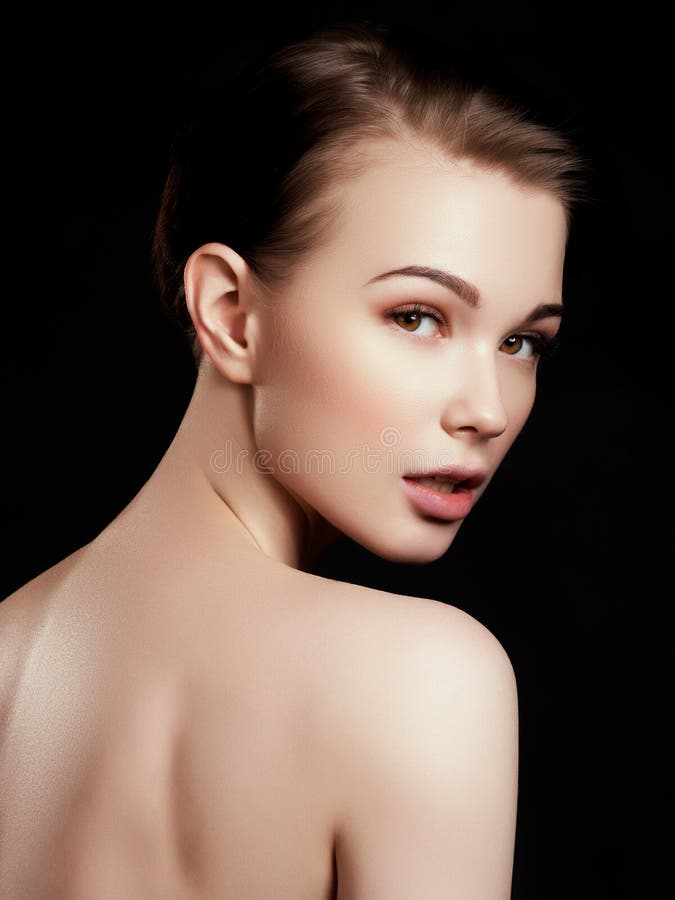 Belleza, balneario Mujer atractiva con la cara hermosa imagen de archivo libre de regalías Belleza, balneario Mujer atractiva con la cara hermosa imagen de archivo libre de regalías