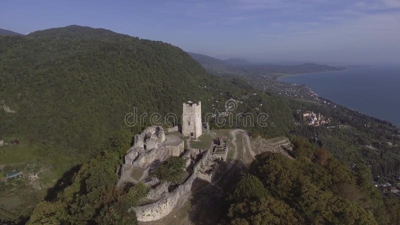 Belleza de la fortaleza de Anacopia en Abjasia y el Mar Negro en día de verano soleado