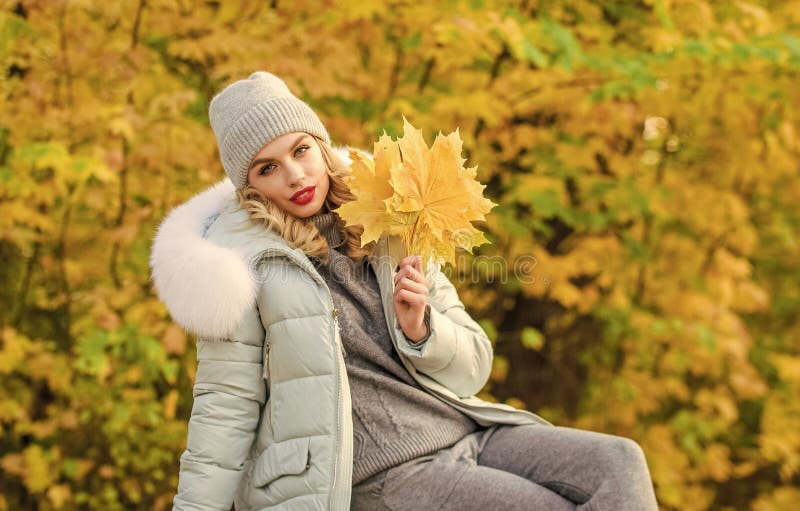 Belleza De La Naturaleza. Otoño Deja Belleza. Ropa Cálida Para La Temporada  De Otoño. Mujer En Sombrero. Caminar Por El Parque. La Foto de archivo -  Imagen de cubo, humor: 232711784