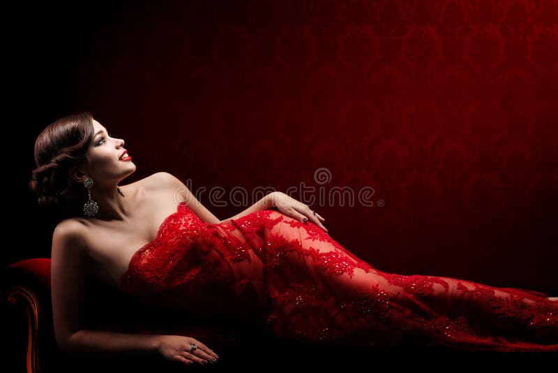 Belleza de mujer retro en elegante vestido rojo sexy, bella modelo de moda mentirosa