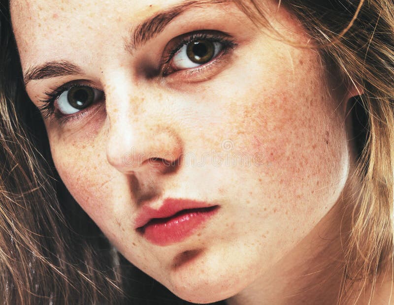 Belleza del estudio Retrato sonriente de la mujer joven y feliz con las pecas En blanco fotos de archivo libres de regalías Belleza del estudio Retrato sonriente de la mujer joven y feliz con las pecas En blanco fotos de archivo libres de regalías