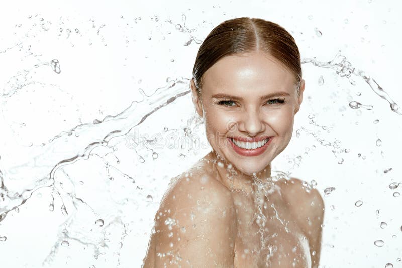 belleza Mujer con agua en cara y cuerpo cuidado de piel del balneario imagen de archivo belleza Mujer con agua en cara y cuerpo cuidado de piel del balneario imagen de archivo
