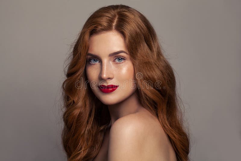 Belleza natural Muchacha europea del pelirrojo con el pelo rojo y la piel bronceada sana con las pecas imagenes de archivo Belleza natural Muchacha europea del pelirrojo con el pelo rojo y la piel bronceada sana con las pecas imagenes de archivo
