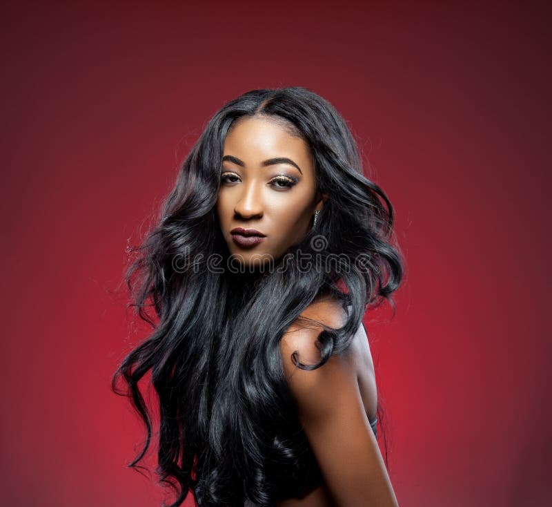 Belleza negra con el pelo rizado elegante imagen de archivo Belleza negra con el pelo rizado elegante imagen de archivo