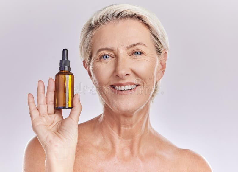 Belleza Para El Cuidado De La Piel O Producto De Maquillaje En La Mano De Una Anciana Que Sostiene Suero Facial O Aceite Cosmético Foto de archivo - Imagen de publicidad, belleza: Belleza Para El Cuidado De La Piel O Producto De Maquillaje En La Mano De Una Anciana Que Sostiene Suero Facial O Aceite Cosmético Foto de archivo - Imagen de publicidad, belleza: