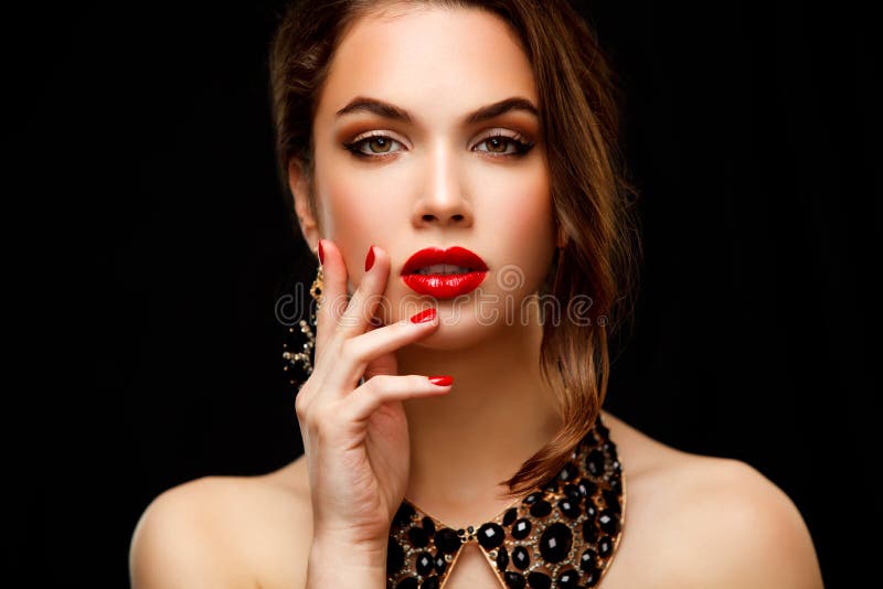 Belleza Woman modelo con el pelo ondulado largo de Brown imagen de archivo