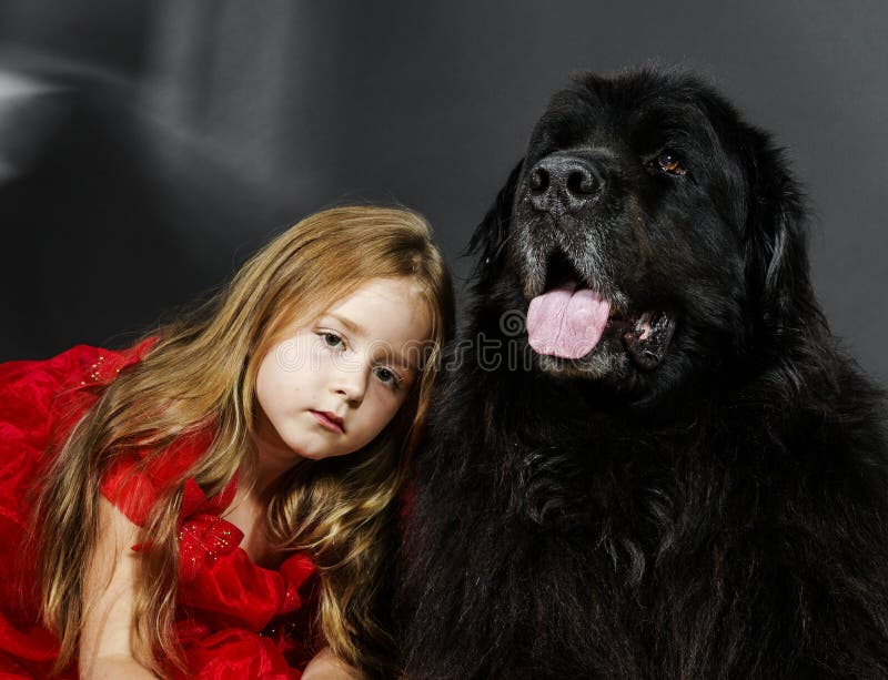 Belleza y la muchacha de la bestia con el agua-perro negro grande