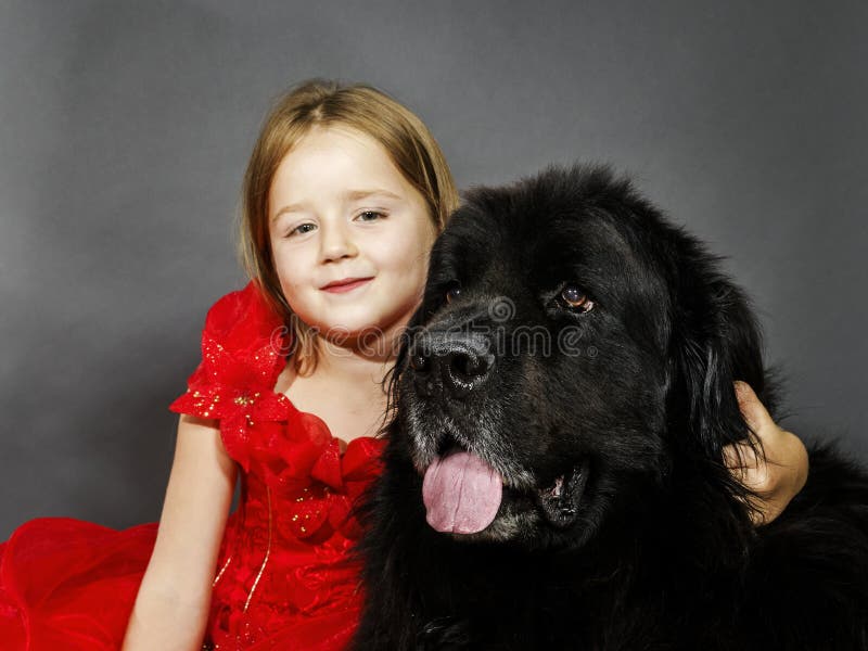 Belleza y la muchacha de la bestia con el agua-perro negro grande