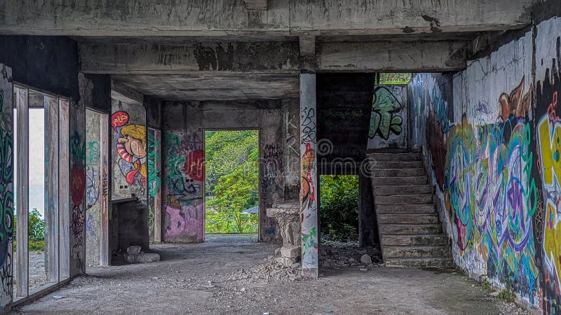 Bellezza abbandonata : Graffiti art al sengigi Gigi Ghost villa ntb immagine stock libera da diritti