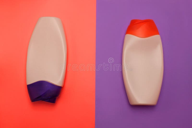 Bellezza, bottiglie decorative dei cosmetici Rosa e fondo porpora di colori, disposizione piana, vista superiore, stile minimalis fotografia stock libera da diritti Bellezza, bottiglie decorative dei cosmetici Rosa e fondo porpora di colori, disposizione piana, vista superiore, stile minimalis fotografia stock libera da diritti