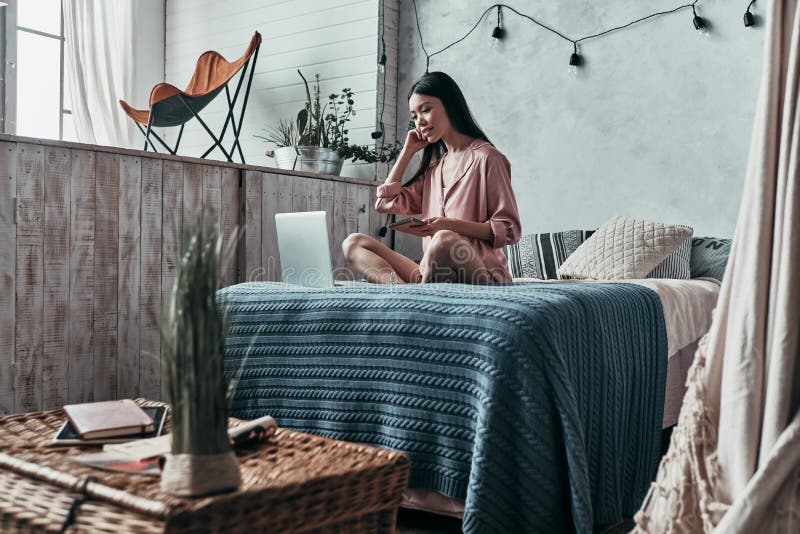 Bellezza che pratica il surfing la rete Giovane donna attraente che per mezzo del computer immagine stock Bellezza che pratica il surfing la rete Giovane donna attraente che per mezzo del computer immagine stock