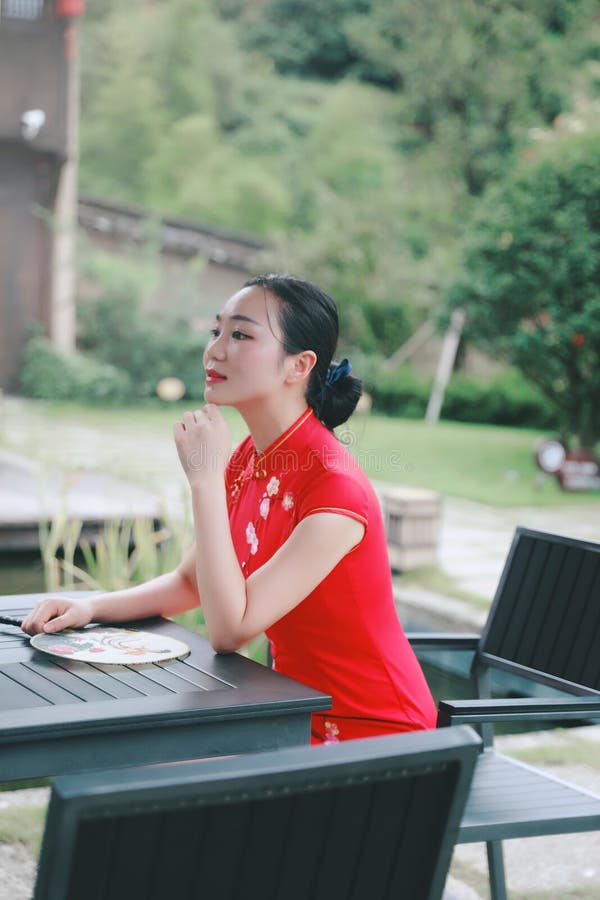 Bellezza cinese orientale orientale asiatica della donna nel cheongsam rosso del costume antico tradizionale del vestito di vecch immagini stock Bellezza cinese orientale orientale asiatica della donna nel cheongsam rosso del costume antico tradizionale del vestito di vecch immagini stock