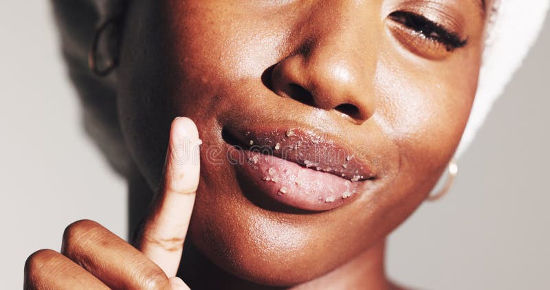 Bellezza di labbro e zucchero con donne nere in studio per esfoliazioni trattamento termale e skincare. Cosmetica facciale immagine stock libera da diritti