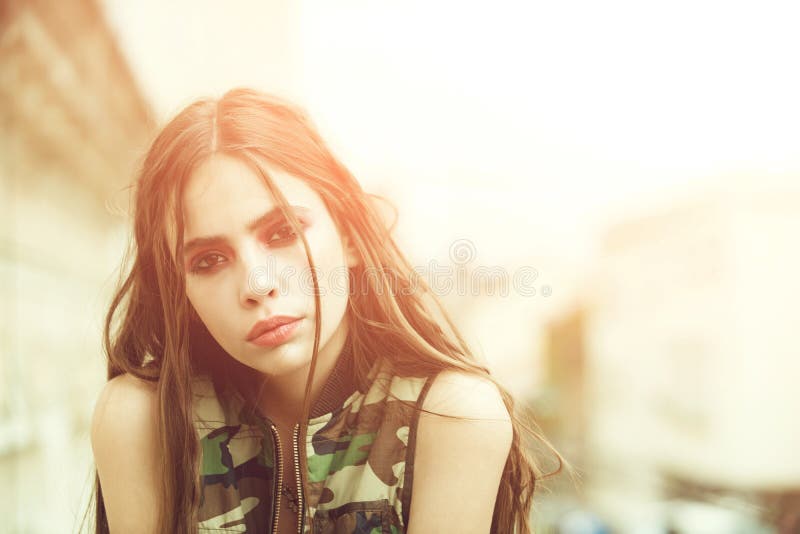 Bellezza e modo, stile militare, trucco e capelli, gioventù fotografie stock Bellezza e modo, stile militare, trucco e capelli, gioventù fotografie stock