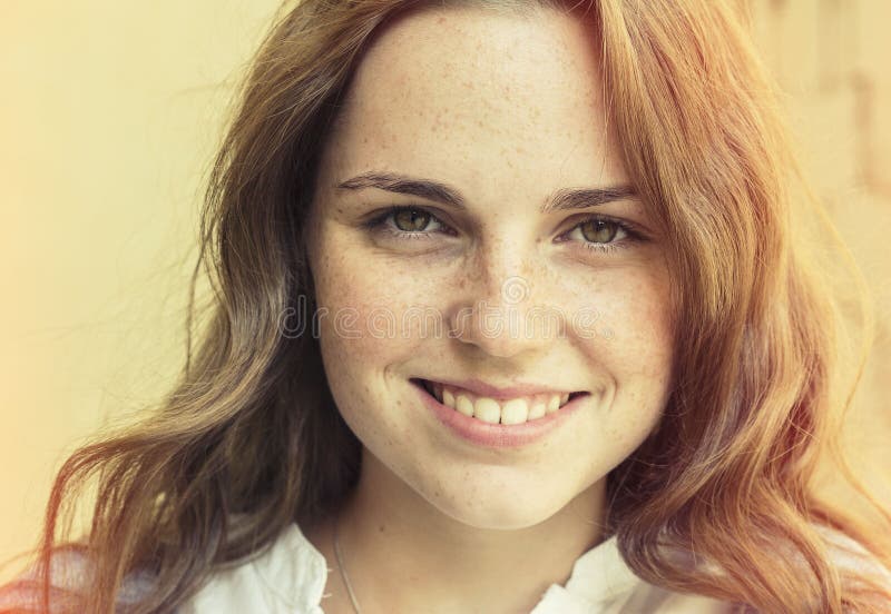 Bellezza esterna Ritratto di giovane e donna felice sorridente con le lentiggini immagine stock libera da diritti Bellezza esterna Ritratto di giovane e donna felice sorridente con le lentiggini immagine stock libera da diritti