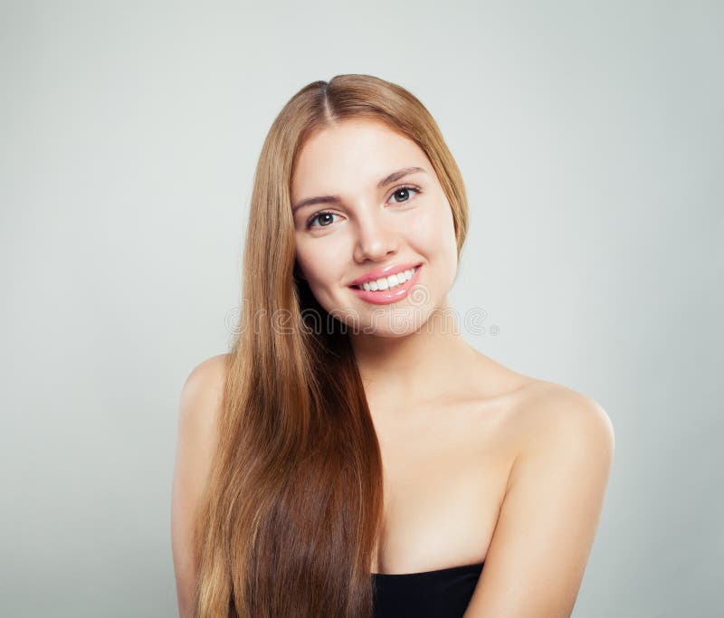 Bellezza naturale Giovane ritratto femminile del fronte Modello con capelli sani e chiara pelle su fondo bianco fotografie stock libere da diritti Bellezza naturale Giovane ritratto femminile del fronte Modello con capelli sani e chiara pelle su fondo bianco fotografie stock libere da diritti