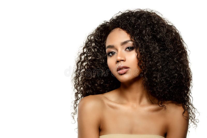 Bellezza pelle nera donna africana di etnia femminile Giovane modella afro-americana con capelli lunghi Modello Lux Bellezza pelle nera donna africana di etnia femminile Giovane modella afro-americana con capelli lunghi Modello Lux
