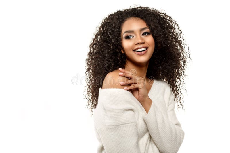 Bellezza pelle nera donna africana di etnia femminile Giovane modella afro-americana con capelli lunghi Modello sorbente isolato