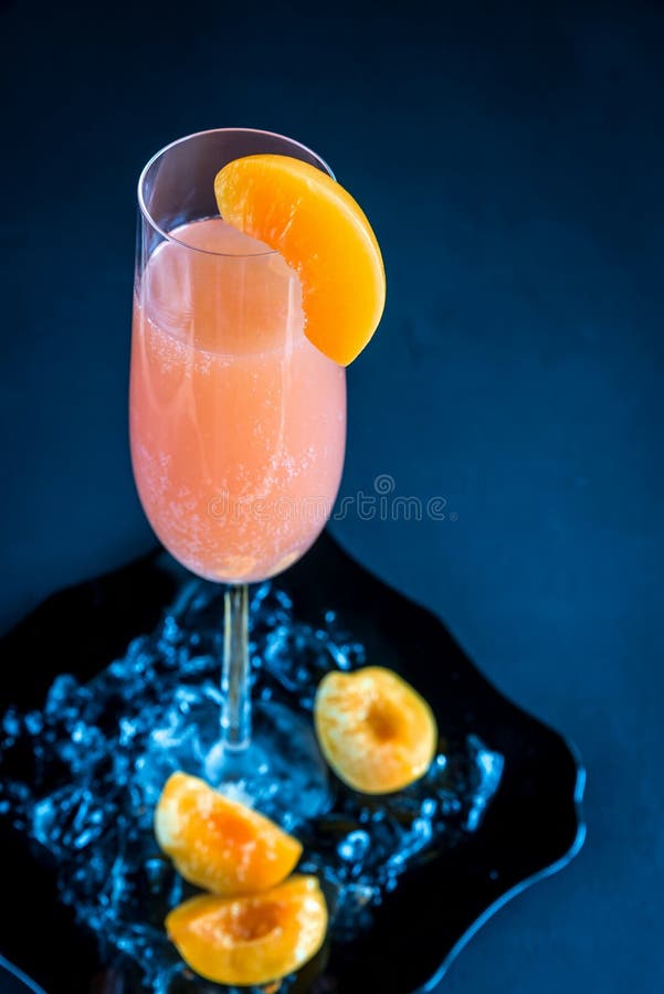 Bellini-Cocktail Gemacht Mit Pfirsich Im Weinglas am Garten Stockfoto ...